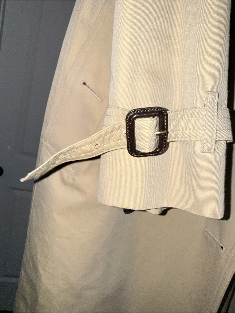 Burberry Beige and Black Nova Check Label Close-Up with Gold Chain Detail - Picture 10 of 16